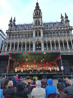 06 Bruxelles - Grand Place - Dietro al palco, il Maison de Roi