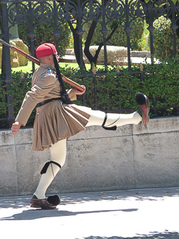 27 Atene - Guardia presidenziale in marcia