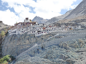 25 Diskit gompa